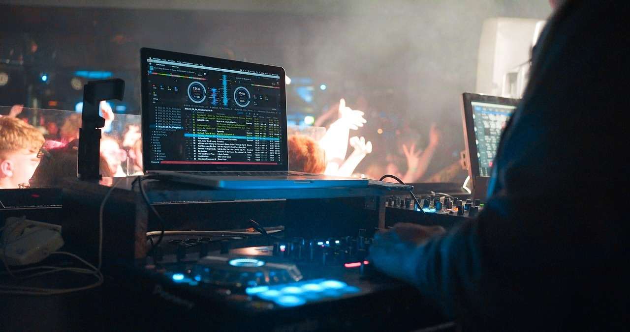 Stanowisko DJ z laptopem i kontrolerem
