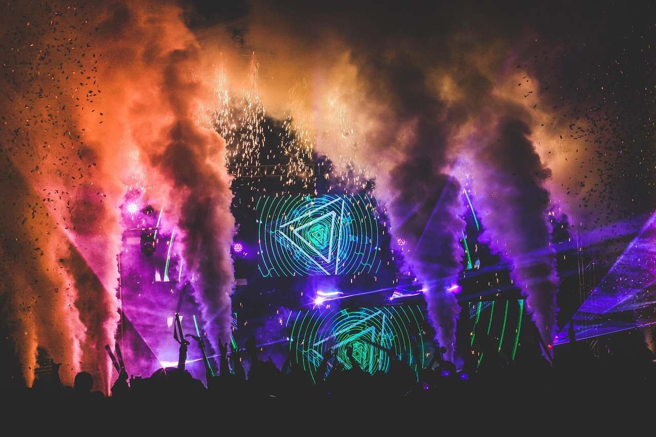 Scena w kolorowym dymie, laserach i światłach