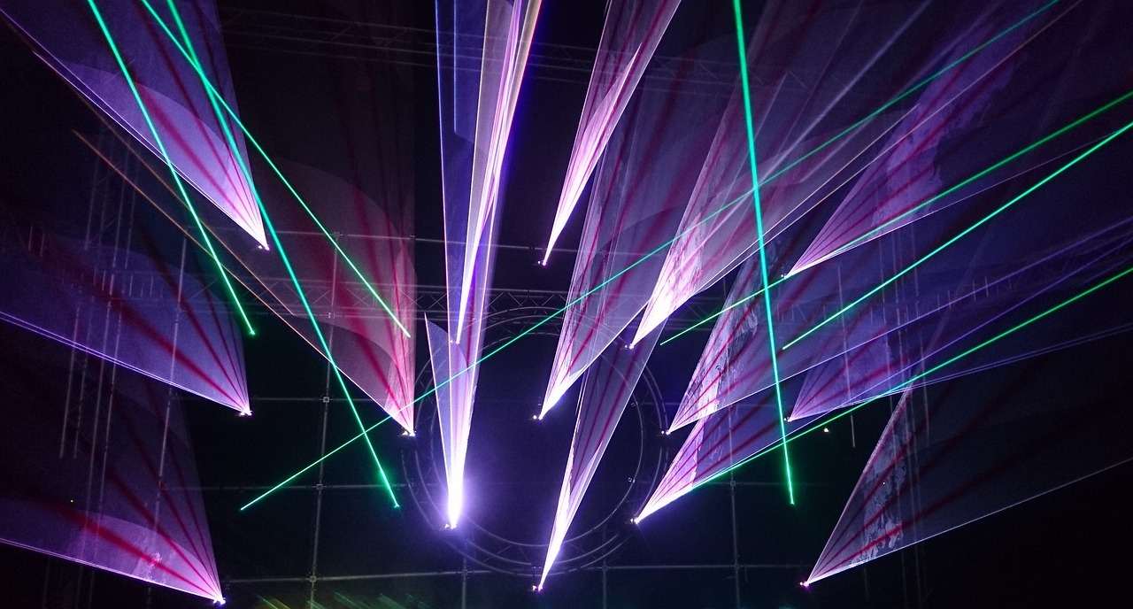 Pokaz laserowy w fioletach i zieleni