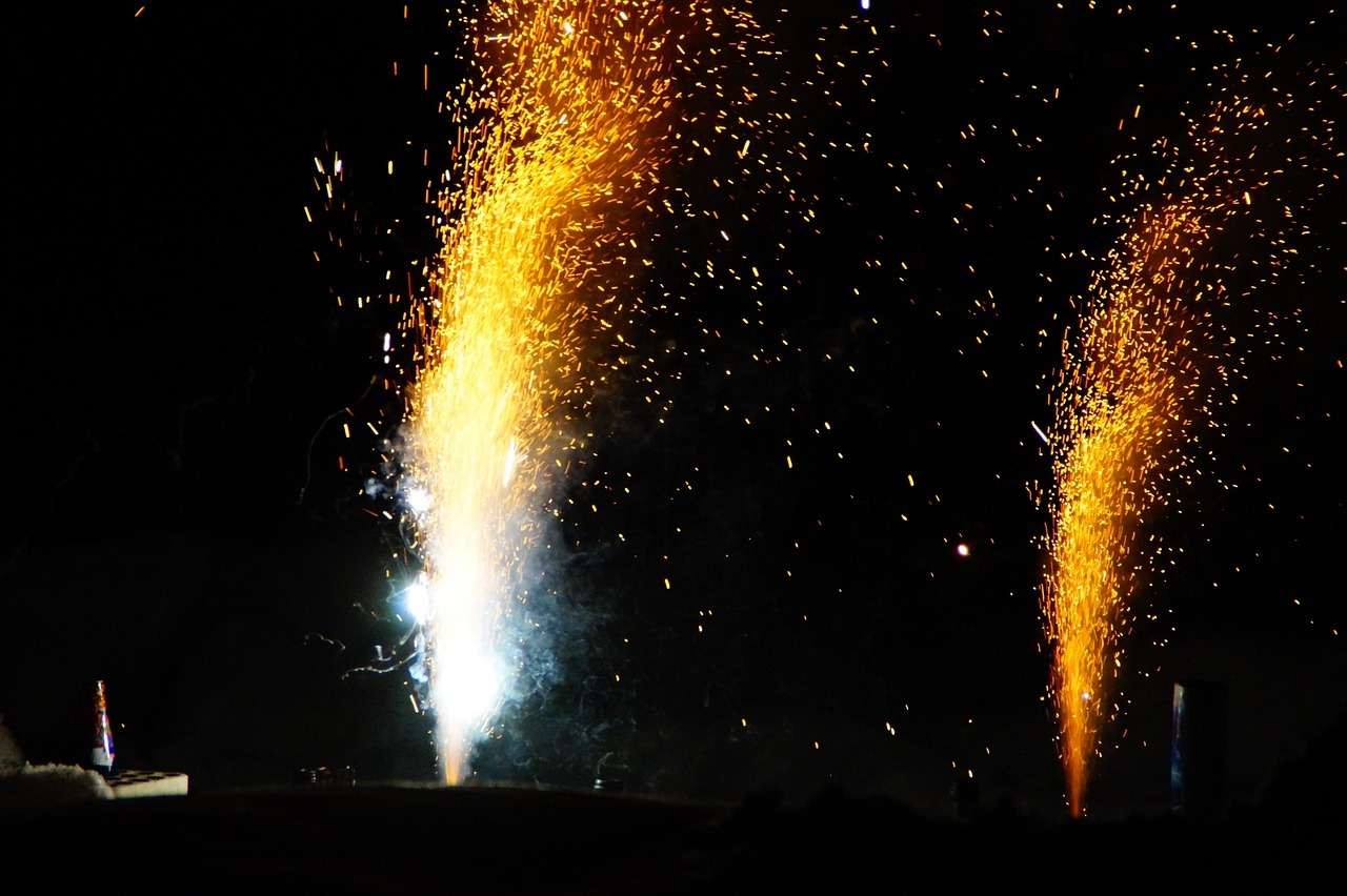 Efekt pirotechniczny na scenie nocą